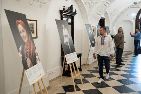 Zdjęcie mężczyzny oglądającego wystawę fotografii